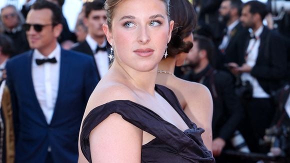Helena Bailly en robe drapée au Festival de Cannes pendant que Pierre Garnier profite d'une adresse très prisée face à la mer