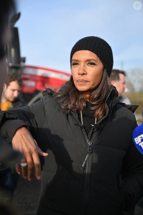 Comme elle l'avait annoncé la semaine dernière, l'animatrice de l'émission "L'amour est dans le pré", Karine Le Marchand, a amené près de 200 croissants aux agriculteurs sur un barrage sur l'autoroute A4 aux portes de Paris, pour leur affirmer son soutien. Le 29 janvier 2024
© Pierre Perusseau - Jeremy Melloul / Bestimage