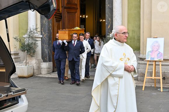 Benjamin costume crème (petit-fils de E.Leclercq) porte le cercueil de la défunte à la sortie des obsèques d'Evelyne Leclercq en la cathédrale Sainte-Réparate de Nice, France, le 13 janvier 2026. Une tenue blanche ou claire est souhaitée pour la cérémonie. Ni fleurs, ni couronnes. Selon la volonté de la défunte Evelyne, des dons en faveur du pôle cancérologie Arnault Tzanck pourront être effectués par chèque à l'ordre de FDD AAT ou via un lien numérique HelloAsso - Campagne de dons, Institut du Cancer de Mougins. © Bruno Bebert/Bestimage