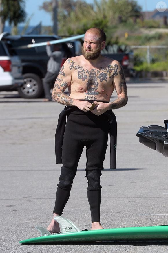 04/06/2024 : Jonah Hill en session de surf à Los Angeles.