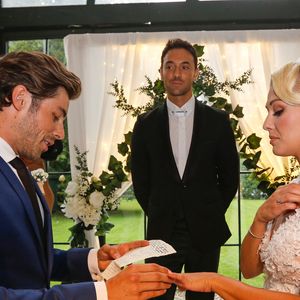 Exclusif - Maxime Dereymez, Katrina Patchett et Valentin D'hoore - Mariage de Katrina Patchett et Valentin D'Hoore vendredi à 14 h à la mairie de Linselles dans les Hauts-de-France suivi d'une cérémonie civile d'échange d'anneaux, dont le maître de cérémonie était Maxime Dereymez, dans l'orangerie du château du Biez à Pecq en Belgique le 1er septembre 2017. © Philippe Doignon/Bestimage