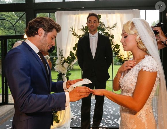 Exclusif - Maxime Dereymez, Katrina Patchett et Valentin D'hoore - Mariage de Katrina Patchett et Valentin D'Hoore vendredi à 14 h à la mairie de Linselles dans les Hauts-de-France suivi d'une cérémonie civile d'échange d'anneaux, dont le maître de cérémonie était Maxime Dereymez, dans l'orangerie du château du Biez à Pecq en Belgique le 1er septembre 2017. © Philippe Doignon/Bestimage