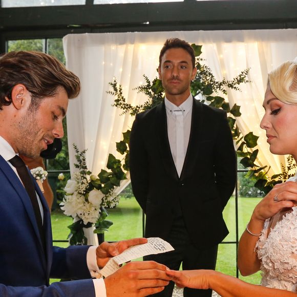 Exclusif - Maxime Dereymez, Katrina Patchett et Valentin D'hoore - Mariage de Katrina Patchett et Valentin D'Hoore vendredi à 14 h à la mairie de Linselles dans les Hauts-de-France suivi d'une cérémonie civile d'échange d'anneaux, dont le maître de cérémonie était Maxime Dereymez, dans l'orangerie du château du Biez à Pecq en Belgique le 1er septembre 2017. © Philippe Doignon/Bestimage