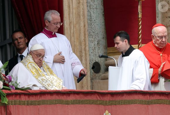 Le pape François salue les fidèles après la bénédiction Urbi et Orbi qui a suivi la messe de Pâques sur la place Saint-Pierre, au Vatican.  Zuma Press / Bestimage