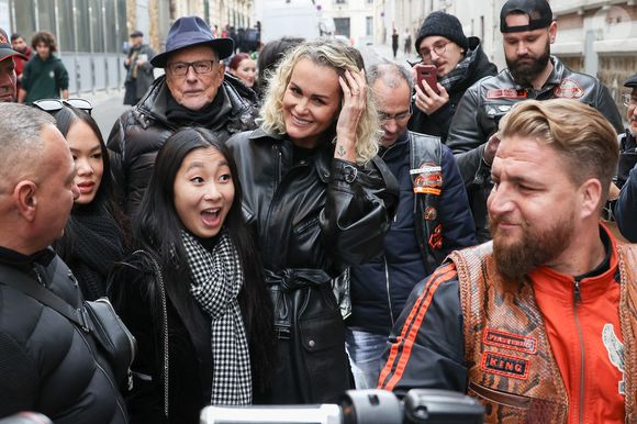 Joy Hallyday, Jade Hallyday et Laeticia Hallyday dévoilent une plaque en hommage à Johnny Hallyday devant l'immeuble où a grandi cet enfant du 9e arrondissement de Paris, le 22 décembre 2023 à Paris, France. Photo par Nasser Berzane/ABACAPRESS.COM