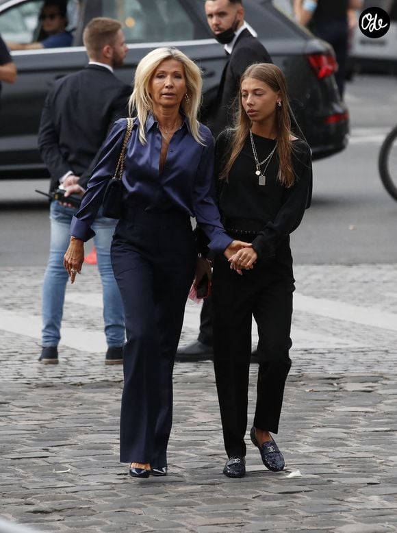 Nathalie Tardivel (Natty) et sa fille Stella - Obsèques de Jean-Paul Belmondo en l'église Saint-Germain-des-Prés, à Paris le 10 septembre 2021. © Cyril Moreau / Bestimage