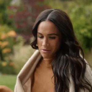 Los Angeles, CA - Le prince Harry se blottit contre Meghan Markle dans la première bande-annonce de son nouveau programme Netflix With Love, Meghan/ La série Netflix, dont la première était prévue pour le 15 janvier 2025, marque une nouvelle étape personnelle pour Meghan, 43 ans, en tant qu'animatrice et productrice exécutive. Backgrid UK/ Bestimage).