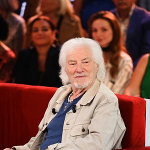 Hugues Aufray lors de l'enregistrement de l'émission "Vivement dimanche" à Paris, France, le 9 septembre 2025 et diffusée le 12 octobre 2025 sur France 3. © Guillaume Gaffiot/Bestimage