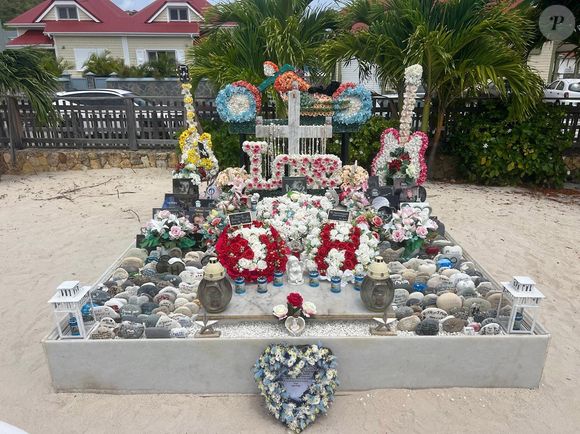 Exclusif - La tombe de Johnny Hallyday bien fleurie et décorée pour son anniversaire le 15 juin au cimetière de Lorient à Saint-Barthélémy.
© Bestimage