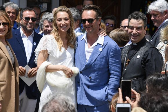 Nathalie Baye, Bernard Montiel, Jean-Louis Borloo, David Hallyday - Mariage de Laura Smet et Raphaël Lancrey-Javal à l'église Notre-Dame des Flots au Cap-Ferret le jour de l'anniversaire de son père Johnny Hallyday le 15 juin 2019.