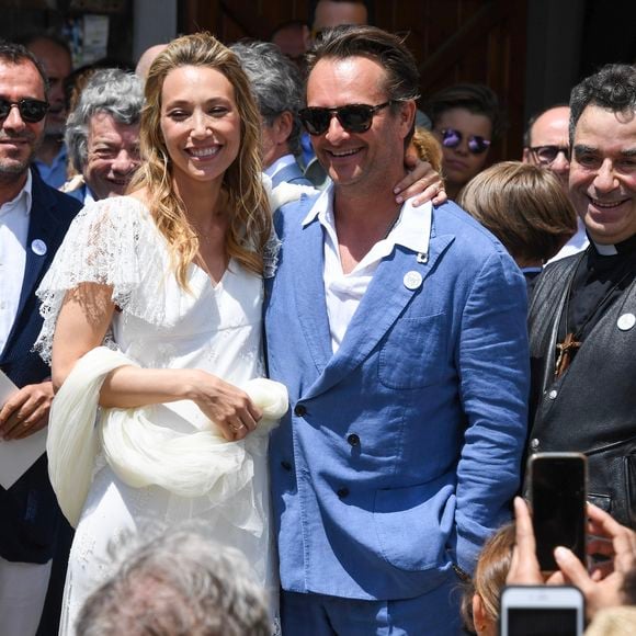 Nathalie Baye, Bernard Montiel, Jean-Louis Borloo, David Hallyday - Mariage de Laura Smet et Raphaël Lancrey-Javal à l'église Notre-Dame des Flots au Cap-Ferret le jour de l'anniversaire de son père Johnny Hallyday le 15 juin 2019.