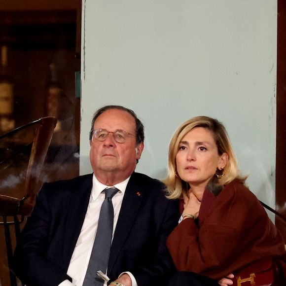 François Hollande et sa femme Julie Gayet assistent au match opposant C. Alcaraz à S. Tsitsipas lors des Internationaux de France de tennis de Roland Garros 2024 à Paris le 4 juin 2024. © Jacovides-Moreau/Bestimage
