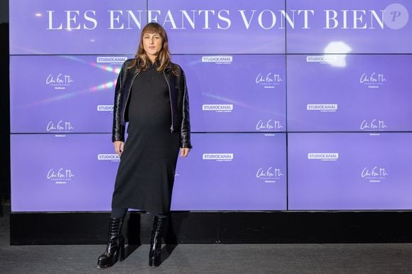 Entre vulnérabilité et émerveillement, Juliette Armanet a affirmé que "c’est beau d’être vulnérable".

Juliette Armanet (enceinte) - Avant-première du film "Les enfants vont bien" à l'UGC Ciné Cité Les Halles à Paris le 18 novembre 2025. © Julien Sarkissian/Bestimage