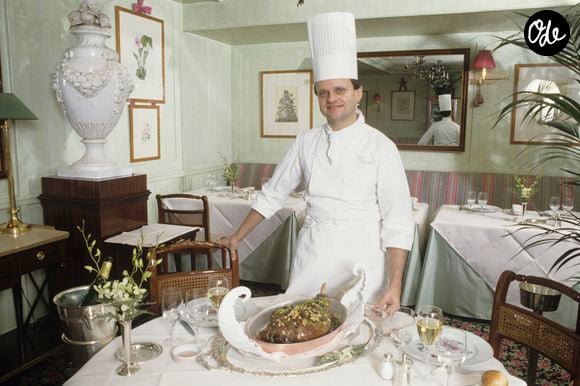 Une recette simple en apparence, mais devenue une véritable signature de Joël Robuchon grâce à sa générosité et à la précision de sa préparation.

Archives - En France, à Paris, au restaurant Jamin, portrait du chef Joël Robuchon en tenue de cuisinier
© Michel Croizard via Bestimage