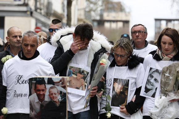 Guy Trompat, père de Kevin (au centre) - Marche blanche organisée en hommage à Leslie Hoorelbeke, 22 ans, et Kevin Tromprat, 21 ans, à Niort, France, le 12 mars 2023 © Laetitia Notarianni/Bestimage