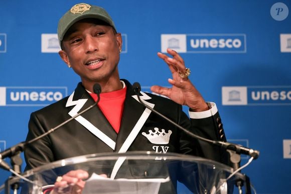 Le rappeur, producteur et créateur de mode américain Pharrell Williams reçoit un diplôme de la directrice générale de l'UNESCO A.Azoulay en tant qu'Ambassadeur de bonne volonté de l'UNESCO pour les arts, l'éducation et l'entreprenariat, au siège de l'UNESCO, à Paris, le 17 décembre 2024. 
© Stéphane Lemouton / Bestimage