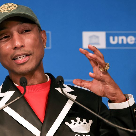 Le rappeur, producteur et créateur de mode américain Pharrell Williams reçoit un diplôme de la directrice générale de l'UNESCO A.Azoulay en tant qu'Ambassadeur de bonne volonté de l'UNESCO pour les arts, l'éducation et l'entreprenariat, au siège de l'UNESCO, à Paris, le 17 décembre 2024. 
© Stéphane Lemouton / Bestimage