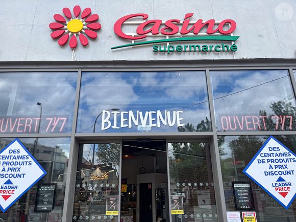 Illustration d'un supermarché Casino le 24 avril 2024 à Paris, France. Le groupe de supermarchés Casino a annoncé mercredi qu'il supprimerait jusqu'à 3 267 emplois pour faire face à ses problèmes financiers, tout en recentrant ses activités dans le but de devenir le premier détaillant français de magasins de proximité. Casino a annoncé le mois dernier une nouvelle équipe de direction formée autour du milliardaire tchèque Daniel Kretinsky, avec l'ancien dirigeant de Metro et de Lactalis Philippe Palazzi comme PDG, mettant fin à 30 ans de règne de l'homme d'affaires Jean-Charles Naouri. Photo by Marie Hubert Psaila/ABACAPRESS.COM