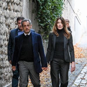 Il a été condamné à cinq ans de prison, dont trois ferme, pour association de malfaiteurs dans l’affaire des soupçons de financement libyen de sa campagne présidentielle de 2007. 

Nicolas Sarkozy, accompagné de sa femme Carla Bruni, sort de son domicile pour être incarcéré à la prison de La Santé à Paris, France, le 21 octobre 2025., où il purgera une peine de cinq ans de prison après avoir été reconnu coupable d'association de malfaiteurs en lien avec un projet de financement de la campagne électorale de 2007 de l'ancien dictateur libyen Mouammar Kadhafi. Nicolas Sarkozy, qui a connu de nombreux ennuis judiciaires depuis sa défaite à la réélection en 2012, sera incarcéré le 21 octobre 2025 pour un projet visant à obtenir des fonds libyens pour sa campagne présidentielle victorieuse de 2007, devenant ainsi le premier ancien dirigeant d'un pays de l'Union européenne à purger une peine de prison. L'ancien dirigeant d'extrême droite français a fait appel du verdict et dénoncé une "injustice". © Bestimage