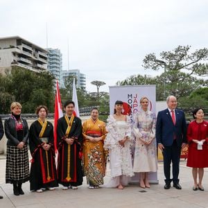 La princesse Akiko de Mikasa du Japon, le prince Albert II de Monaco, la princesse Charlène de Monaco ert Louis Ducruet lors de la célébration des 20 ans de relations diplomatiques entre le Japon et Monaco, sur le parvis du Grimaldi Forum, près du jardin japonais, àMonaco, le 21 mars 2026. © Claudia Albuquerque/Bestimage