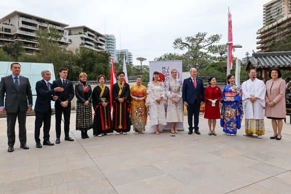 La princesse Akiko de Mikasa du Japon, le prince Albert II de Monaco, la princesse Charlène de Monaco ert Louis Ducruet lors de la célébration des 20 ans de relations diplomatiques entre le Japon et Monaco, sur le parvis du Grimaldi Forum, près du jardin japonais, àMonaco, le 21 mars 2026. © Claudia Albuquerque/Bestimage