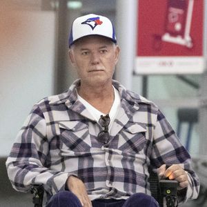 Eric Dane est aperçu en fauteuil roulant à la sortie de l'aéroport international de Toronto. L'acteur américain de 52 ans, star d'Euphoria, s'est engagé à poursuivre son travail et son combat contre la SLA. Photo par The ImageDirect / Bestimage