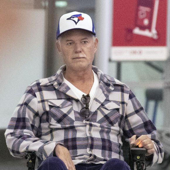 Eric Dane est aperçu en fauteuil roulant à la sortie de l'aéroport international de Toronto. L'acteur américain de 52 ans, star d'Euphoria, s'est engagé à poursuivre son travail et son combat contre la SLA. Photo par The ImageDirect / Bestimage