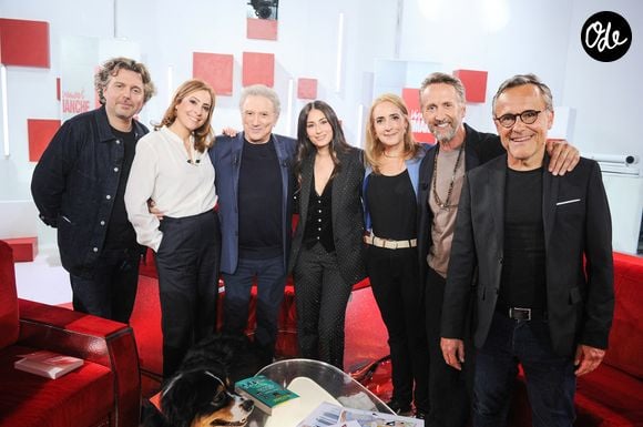 Alex Vizorek, Léa Salamé, Michel Drucker, Hiba Taaji, Louma Salamé, Philippe CAvérivière et Emmanuel Chaunu lors de l'enregistrement de l'émission « Vivement dimanche » au studio Rive Gauche, présentée par M. Drucker, diffusée sur France 3 le 21 juin 2026, à Paris, France, le 20 mai 2026. © Guillaume Gaffiot/Bestimage
