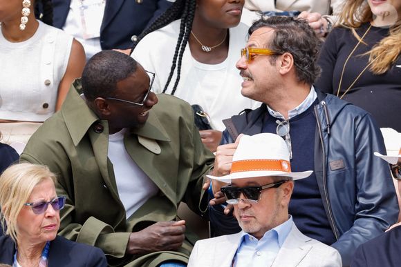 Laurent Lafitte et Omar Sy en tribunes lors des Internationaux de France de Tennis de Roland Garros 2025, à Paris, France, le 7 juin 2025. © Cyril Moreau/Bestimage