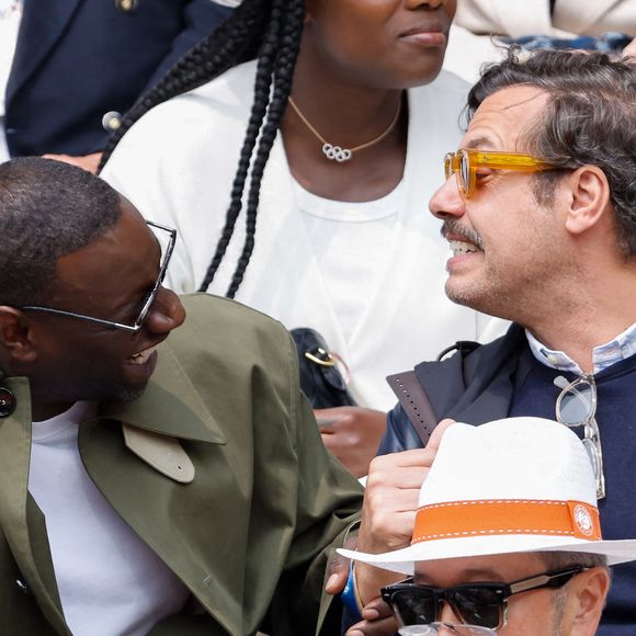 Laurent Lafitte et Omar Sy en tribunes lors des Internationaux de France de Tennis de Roland Garros 2025, à Paris, France, le 7 juin 2025. © Cyril Moreau/Bestimage