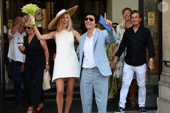 Les jeunes mariés, Jean-Luc Lahaye et sa femme Paola (Lahaye-Aubin) à la sortie de la mairie du 18ème arrondissement de Paris, le 2 juillet 2025. 

Agence / Bestimage