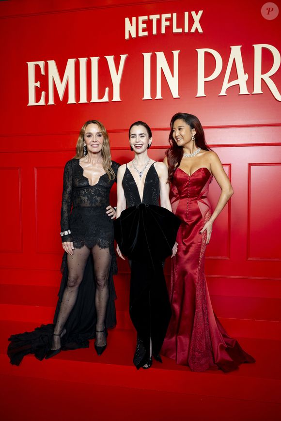La comédienne partage l'affiche de la série "Emily in Paris" avec Lily Collins

Philippine Leroy-Beaulieu, Lily Collins, Ashley Park lors de la première de la série "Emily in Paris" saison 5 au Grand Rex à Paris le 15 décembre 2025.
© Pierre Perusseau / Bestimage