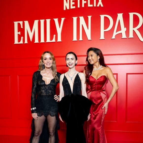 La comédienne partage l'affiche de la série "Emily in Paris" avec Lily Collins

Philippine Leroy-Beaulieu, Lily Collins, Ashley Park lors de la première de la série "Emily in Paris" saison 5 au Grand Rex à Paris le 15 décembre 2025.
© Pierre Perusseau / Bestimage