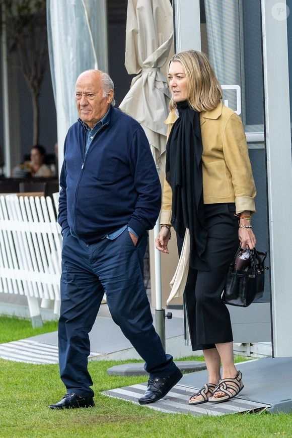 Mais lui a passé du temps à trouver une solution pour imiter un vêtement à la mode et le rendre accessible à toutes les bourses. 

Spanish billionaire businessman Amancio Ortega enjoys a family day watching the horses show jumping at the Casas Novas Equestrian Center with his daughter Marta Ortega and her partner Carlos Torretta in A Coruña, Spain



Pictured: Amancio Ortega, Marta Ortega