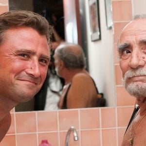 "Mon fils Alexandre, c'est ma plus grande fierté, déclarait Claude Brasseur en 2016. Je suis son père, son confident, mais aussi son pote."

Archives - Claude Brasseur et son fils Alexandre Brasseur dans les loges pour la pièce "Mon père avait raison" lors du Festival de Ramatuelle. Le 1er août 2009
© Cyril Bruneau / Festival de Ramatuelle / Bestimage