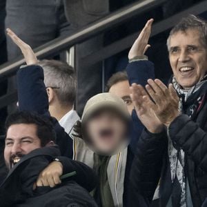 Julien Clerc et son fils Leonard - People dans les tribunes lors du match de ligue des champions entre le PSG et l'AC Milan au Parc des Princes à Paris le 25 octobre 2023. © Cyril Moreau/Bestimage
