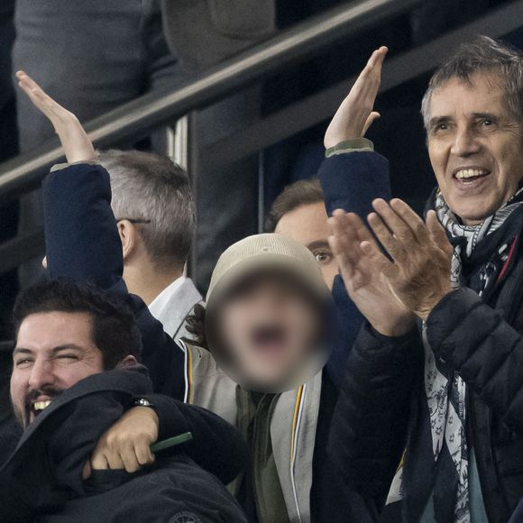 Julien Clerc et son fils Leonard - People dans les tribunes lors du match de ligue des champions entre le PSG et l'AC Milan au Parc des Princes à Paris le 25 octobre 2023. © Cyril Moreau/Bestimage