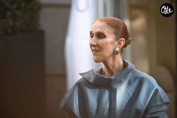 Quelques jours avant son retour sur scène, Céline Dion avec des fans devant son hôtel, le Royal Monceau, à Paris, en France, le 6 septembre 2026. © Lionel Urman/Bestimage