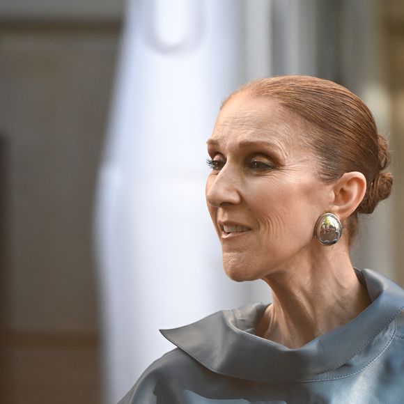 Quelques jours avant son retour sur scène, Céline Dion avec des fans devant son hôtel, le Royal Monceau, à Paris, en France, le 6 septembre 2026. © Lionel Urman/Bestimage