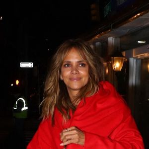 Halle Berry et son compagnon Van Hunt sortent d'un dîner au restaurant Scalinatella à New York le 5 novembre 2021.@Bestimage