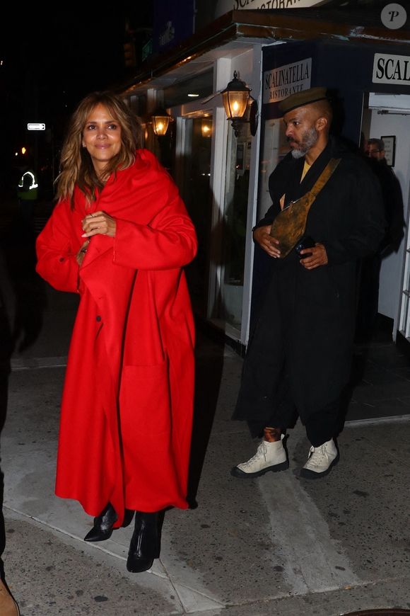 Halle Berry et son compagnon Van Hunt sortent d'un dîner au restaurant Scalinatella à New York le 5 novembre 2021.@Bestimage