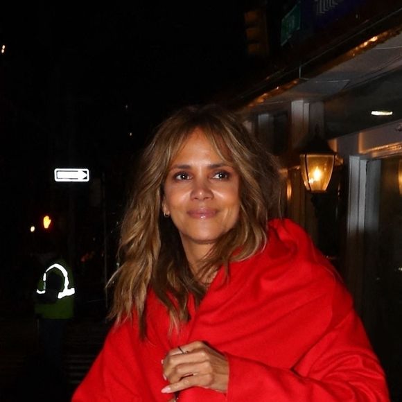 Halle Berry et son compagnon Van Hunt sortent d'un dîner au restaurant Scalinatella à New York le 5 novembre 2021.@Bestimage