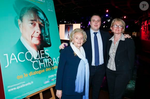 Martin Rey-Chirac entre sa mère Claude Chirac et sa grand-mère Bernadette Chirac à l'inauguration de l'exposition "Jacques Chirac ou le dialogue des cultures" au musée du Quai Branly à Paris, le 20 juin 2016. Crédit Olivier Borde/Bestimage