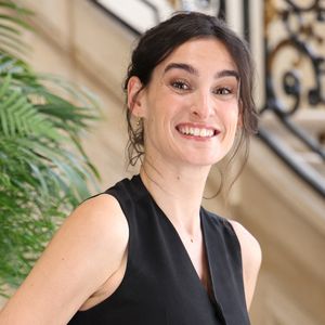 "C’est l’histoire d’autres personnes, des histoires de choses inachevées que j’ai retranscrites dans ce livre", explique-t-elle.

Nine d'Urso au photocall du défilé de mode DIOR Collection Haute Couture Automne/Hiver 2026-2027 lors de la Fashion Week de Paris (PFW) au musée Rodin, à Paris, France, le 6 juillet 2026. © Denis Guignebourg/Bestimage # Photocall - Dior fashion show as part of Paris Haute Couture Fall/Winter 2026 held at Musée Rodin on July 06, 2026 in Paris, France. | 00762393