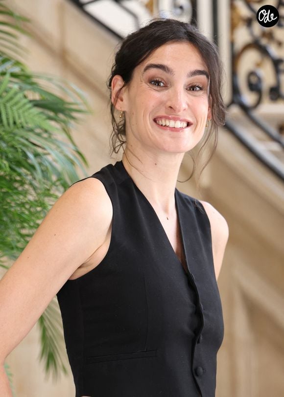 "C’est l’histoire d’autres personnes, des histoires de choses inachevées que j’ai retranscrites dans ce livre", explique-t-elle.

Nine d'Urso au photocall du défilé de mode DIOR Collection Haute Couture Automne/Hiver 2026-2027 lors de la Fashion Week de Paris (PFW) au musée Rodin, à Paris, France, le 6 juillet 2026. © Denis Guignebourg/Bestimage # Photocall - Dior fashion show as part of Paris Haute Couture Fall/Winter 2026 held at Musée Rodin on July 06, 2026 in Paris, France. | 00762393