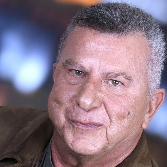 Bien qu'il souffre d'un cancer du poumon depuis plusieurs mois, Pascal Bataille est entre de bonnes mains pour guérir.

Exclusif - Portrait de Pascal Bataille à Paris.
© Cédric Perrin/Bestimage