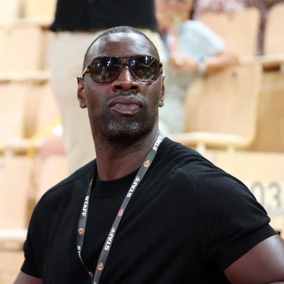 L’initiative vise aussi à créer plus de 700 emplois et à former la jeunesse sénégalaise grâce à un centre de formations professionnelles gratuites prévu en 2026. "Mon attachement au Sénégal est profond", a déclaré ce fils d’un père ouvrier sénégalais et d’une femme de ménage mauritanienne. 

L'acteur français et co-président du Paris Basketball Omar Sy assiste au match 4 de basket-ball de la finale du Championnat de France Elite entre l'AS Monaco et le Paris Basketball (80-74) à la Salle Gaston Medecin, à Monaco, le 22 juin 2025.

© Stephane Pillaud/Psnewz/Bestimage