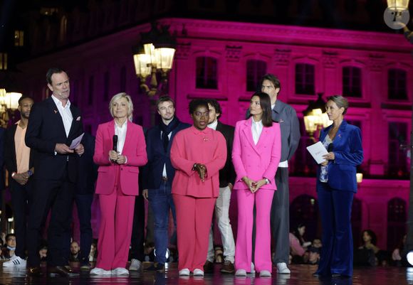 Franck Besnard (président de l'association Ruban Rose), Evelyne Dhéliat, Claudia Tagbo, Camille Lacourt et sa compagne Alice Detollenaere Sandrine Planchon (directrice de l'association Ruban Rose) - Lancement de la campagne Octobre Rose 2024 sur la Place Vendôme à Paris le 30 septembre 2024, autour d'un spectacle magique et émouvant, mettant en scène des femmes concernées, mis en scène par Amir pour le coup d'envoi de la campagne annuelle de lutte contre les cancers du sein. © Coadic Guirec/Bestimage