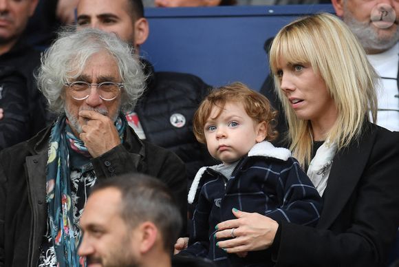 Il a ensuite eu un fils avec Laetitia.
Louis Bertignac et sa famille lors du match de Ligue 1 de football, entre le Paris Saint Germain et ANGERS, au stade du Parc Des Princes, le 05 octobre 2019 à Paris, France. Photo par Christian Liewig/ABACAPRESS.COM .