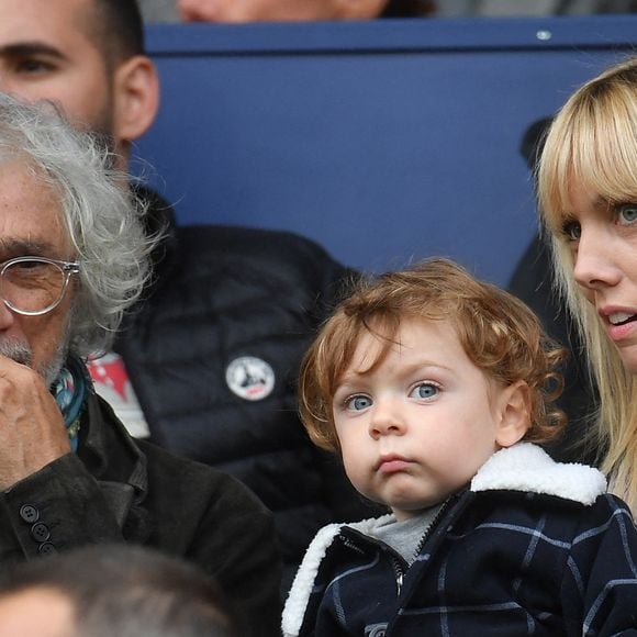 Il a ensuite eu un fils avec Laetitia.
Louis Bertignac et sa famille lors du match de Ligue 1 de football, entre le Paris Saint Germain et ANGERS, au stade du Parc Des Princes, le 05 octobre 2019 à Paris, France. Photo par Christian Liewig/ABACAPRESS.COM .